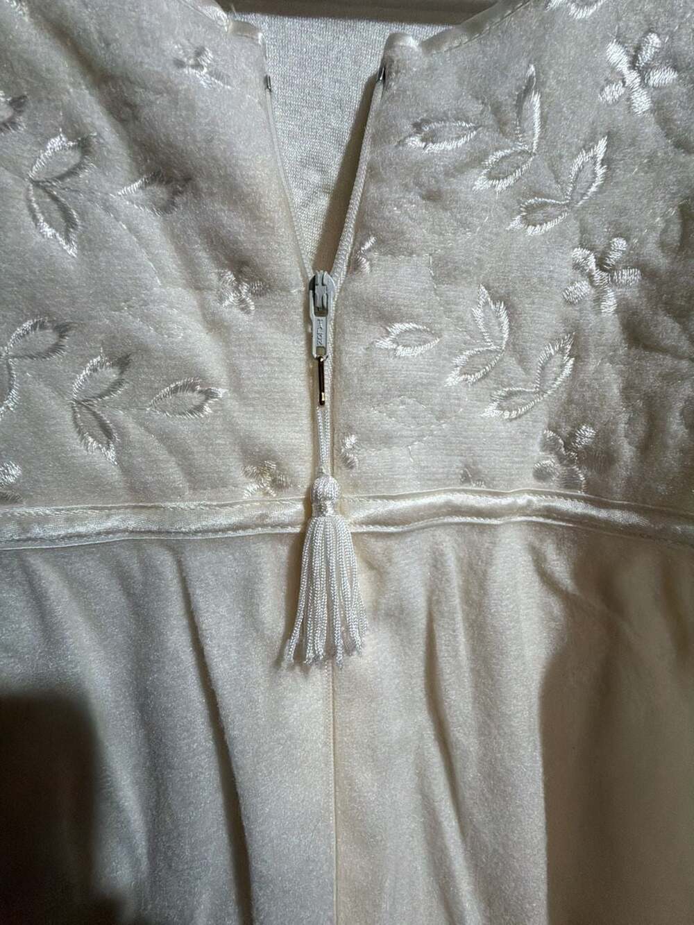 Vintage Basic Editions Intimates Plus Cream Quilted Embroidered Zip-Front Robe N - Picture 6 of 11